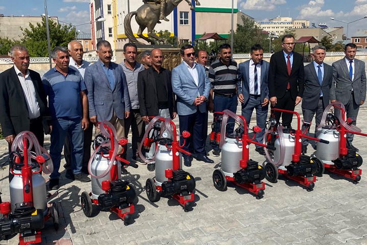 ÇİFTÇİLERE MAKİNE VE EKİPMAN DAĞITIMI YAPILDI